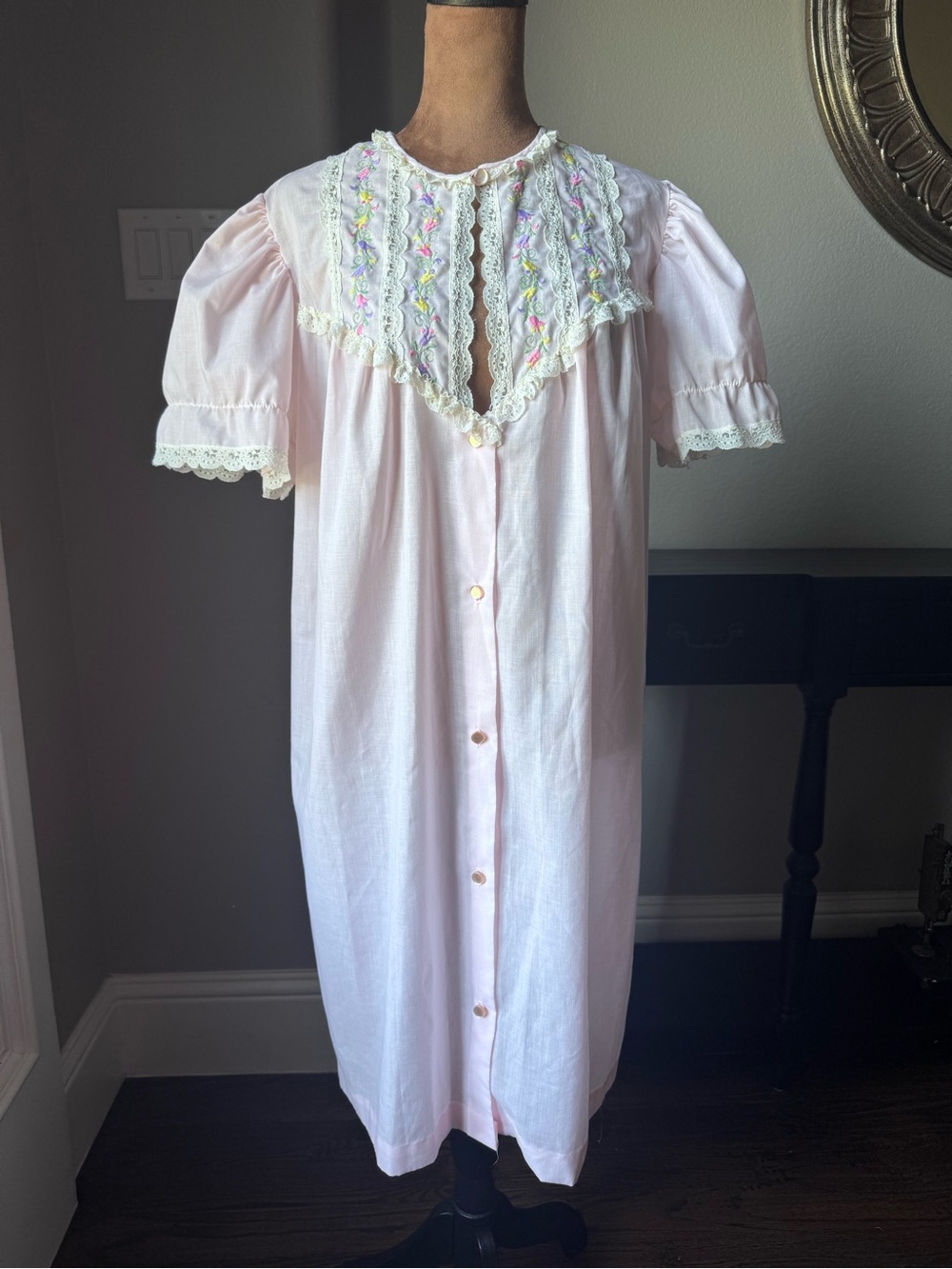 Vintage Gilead Pink Hostess Gown Housecoat Embroidered Lace Duster Robe USA M